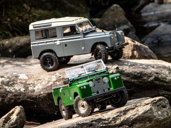BRX02 Land Rover® Series II 88 Station Wagon 1/10 4WD Radio Control Car Kit - Image 2
