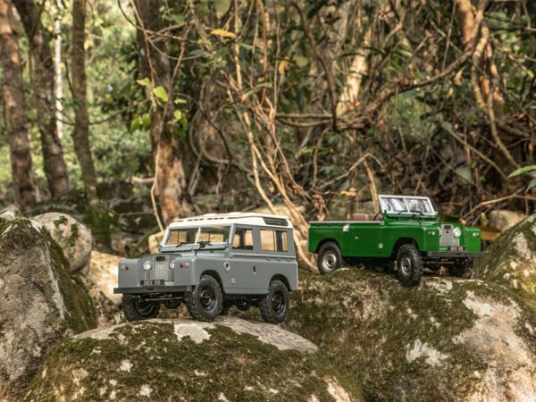 BRX02 Land Rover® Series II 88 Station Wagon 1/10 4WD Radio Control Car Kit - Image 4